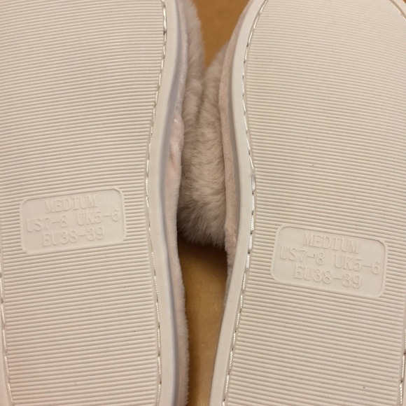 Fuzzy plush slippers - Picture 2 of 3